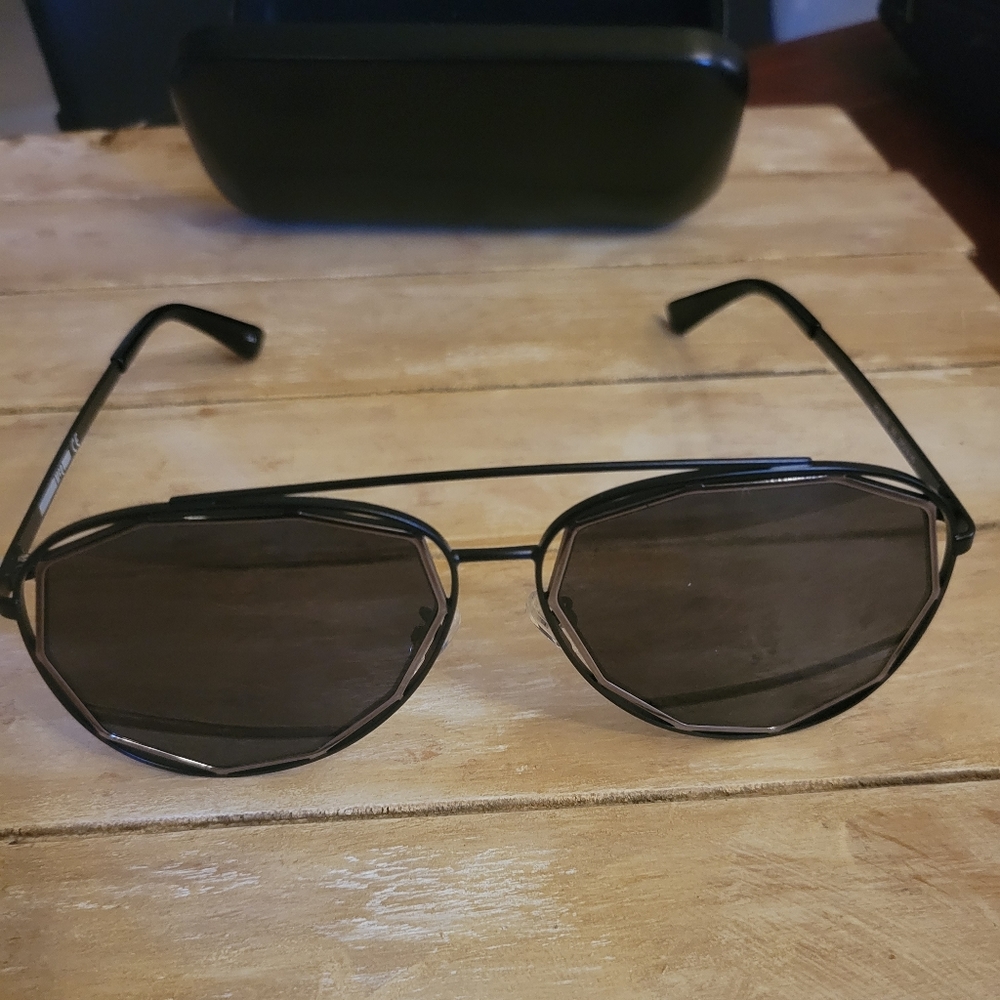 Alexander McQueen Sunglasses.   Aviator.  Mirrored. Black and Gray color.